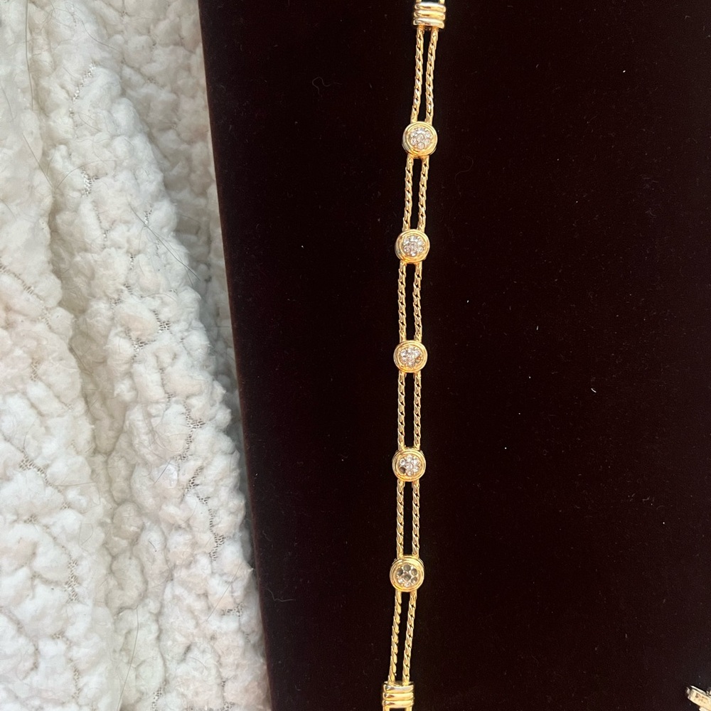 Elegant Gold Bracelet with Crystal Accents